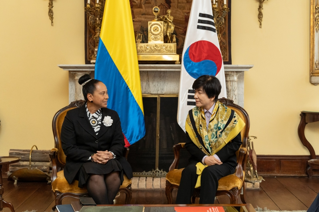 Viceministra de Relaciones Exteriores, Álvaro Leyva Durán y la Vicepresidente la Asamblea Nacional de Corea, KIM Young Joo 