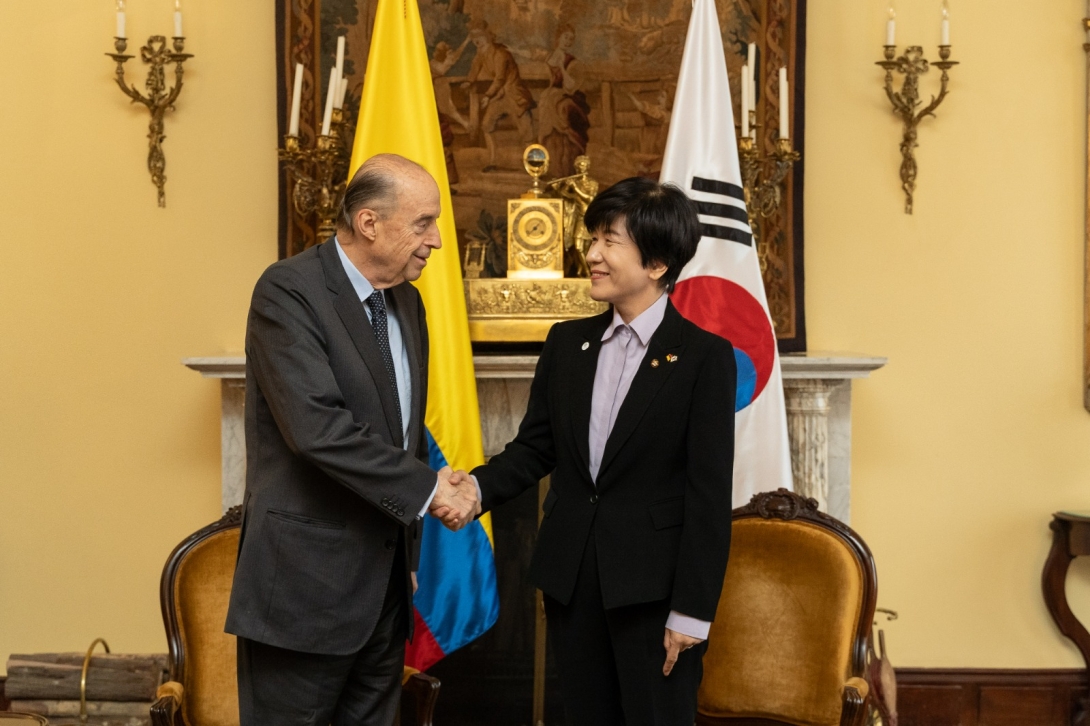 Ministro de Relaciones Exteriores, Álvaro Leyva Durán y la Vicepresidente la Asamblea Nacional de Corea, KIM Young Joo 