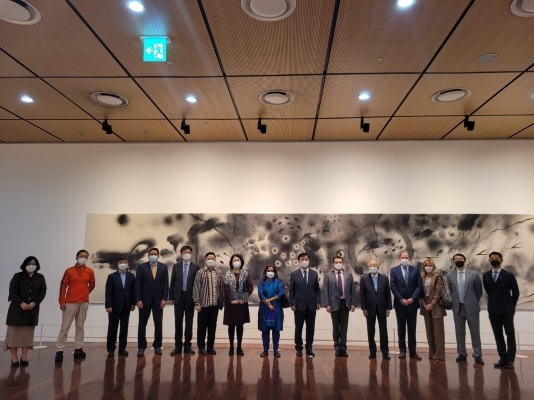 Termina la exposición “Holes in the Wind” del maestro Carlos Jacanamijoy en Seúl, Corea del Sur