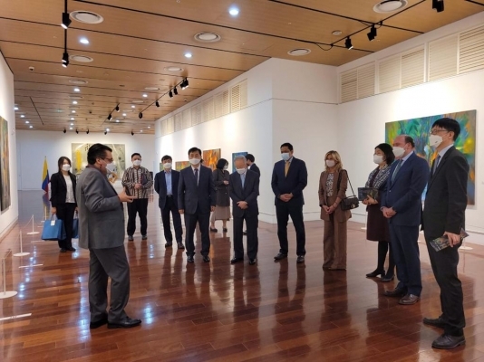 Termina la exposición “Holes in the Wind” del maestro Carlos Jacanamijoy en Seúl, Corea del Sur