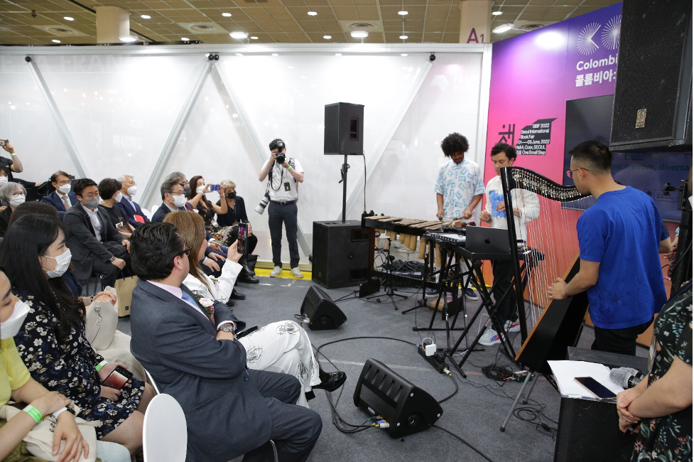 Concierto Julio Victoria Live Band en la Inauguración de la Feria Internacional del Libro de Seúl, stand de Colombia país invitado de honor – COEX Hall A - Créditos Embajada de Colombia en Corea del Sur