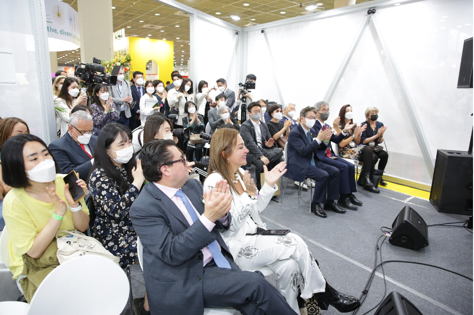 Embajador de Colombia en Corea, Juan Carlos Caiza (izquierda) y la Viceministra de Creatividad y Economía Naranja, Adriana Padilla Leal (derecha) en el concierto Julio Victoria Live Band en la Inauguración de la Feria Internacional del Libro de Seúl, stand de Colombia país invitado de honor – COEX Hall A - Créditos Embajada de Colombia en Corea del Sur