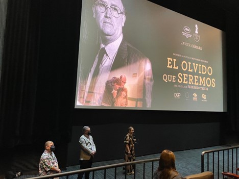 La Viceministra de Cultura, Adriana Padilla junto con Alejandro Bernal, Vicepresidente de Caracol Televisión y el escritor Oscar Pantoja dan inicio al conversatorio luego de la proyección de ‘El olvido que seremos”