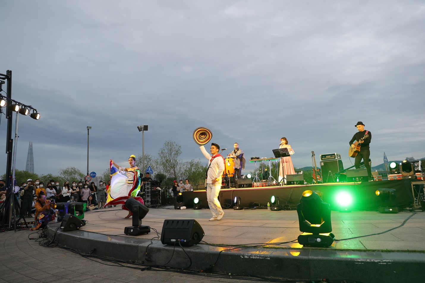 La compañía de danza JDC (Jonathan Dance Company) representó mediante el espectáculo “Colombia, Tierra querida” la diversidad de expresiones musicales y de baile.