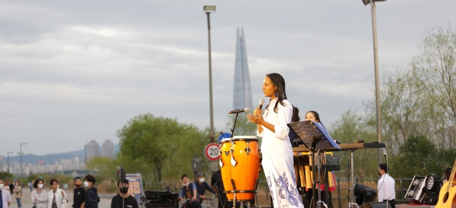 La Ministra de Cultura de Colombia da apertura al encuentro cultural Colombia-Corea en el 60 aniversario de relaciones diplomáticas. El encuentro se llevó a cabo en el Parque Ttukseom.