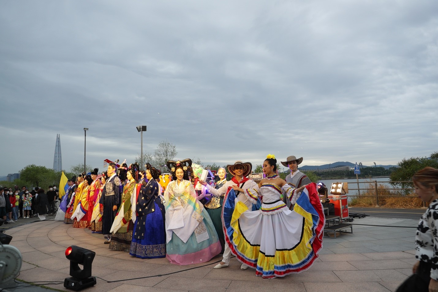 El encuentro del Hanbok, traje tradicional coreano y el traje de cumbia dio inicio a la ceremonia.