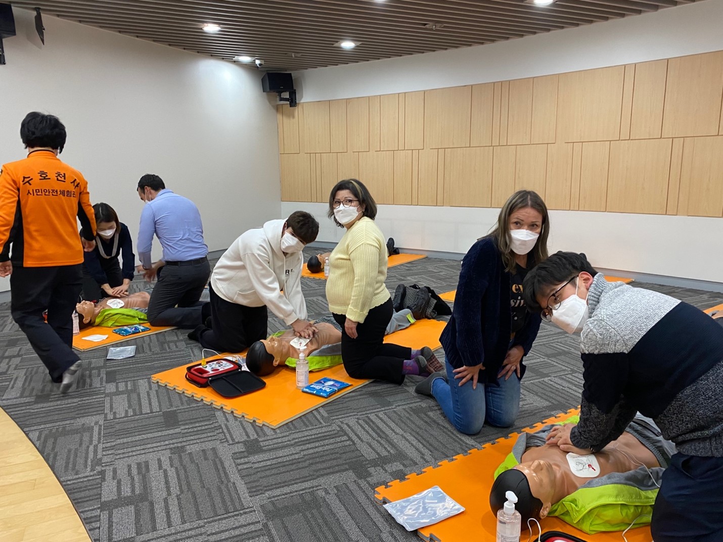 Capacitación de RCP. Fuente Foto-Embajada de la República de Colombia en la República de Corea. 