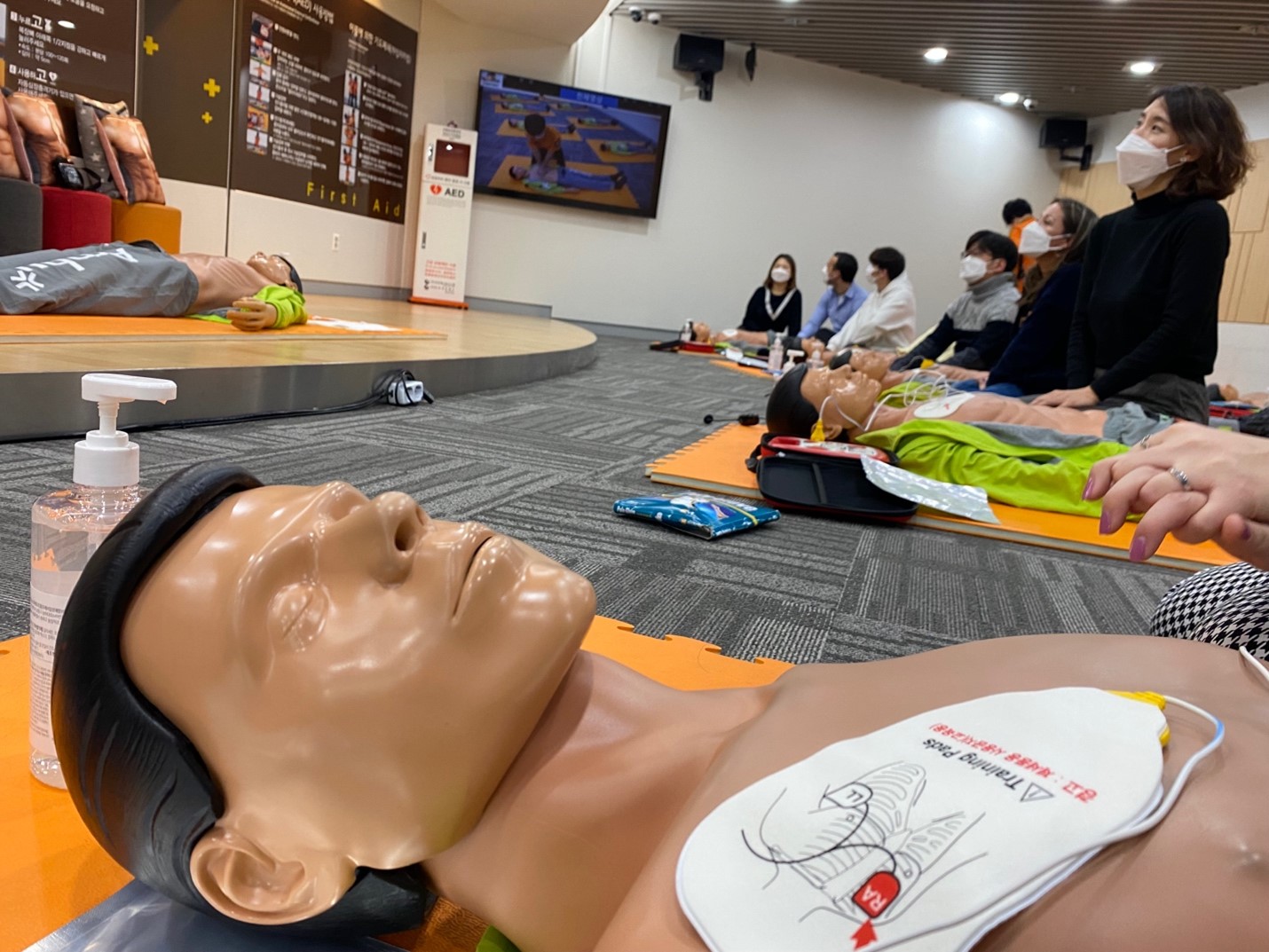 Capacitación de RCP. Fuente Foto-Embajada de la República de Colombia en la República de Corea. 