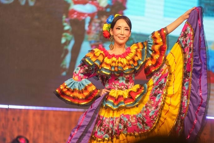 Los trajes típicos colombianos desfilan en la pasarela del Korea Hanbok Model Contest 2023