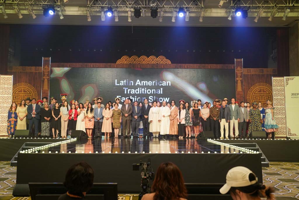 Los trajes típicos colombianos desfilan en la pasarela del Korea Hanbok Model Contest 2023