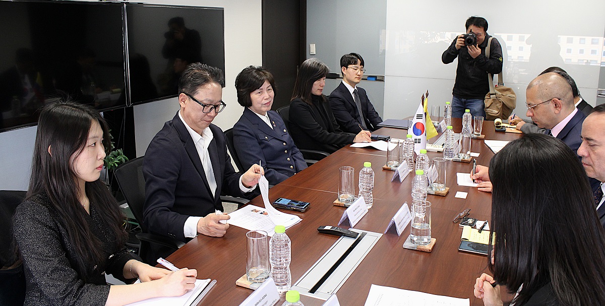 La Embajada recibe a la Ministra de Asuntos de Veteranos y Patriotas de la República de Corea