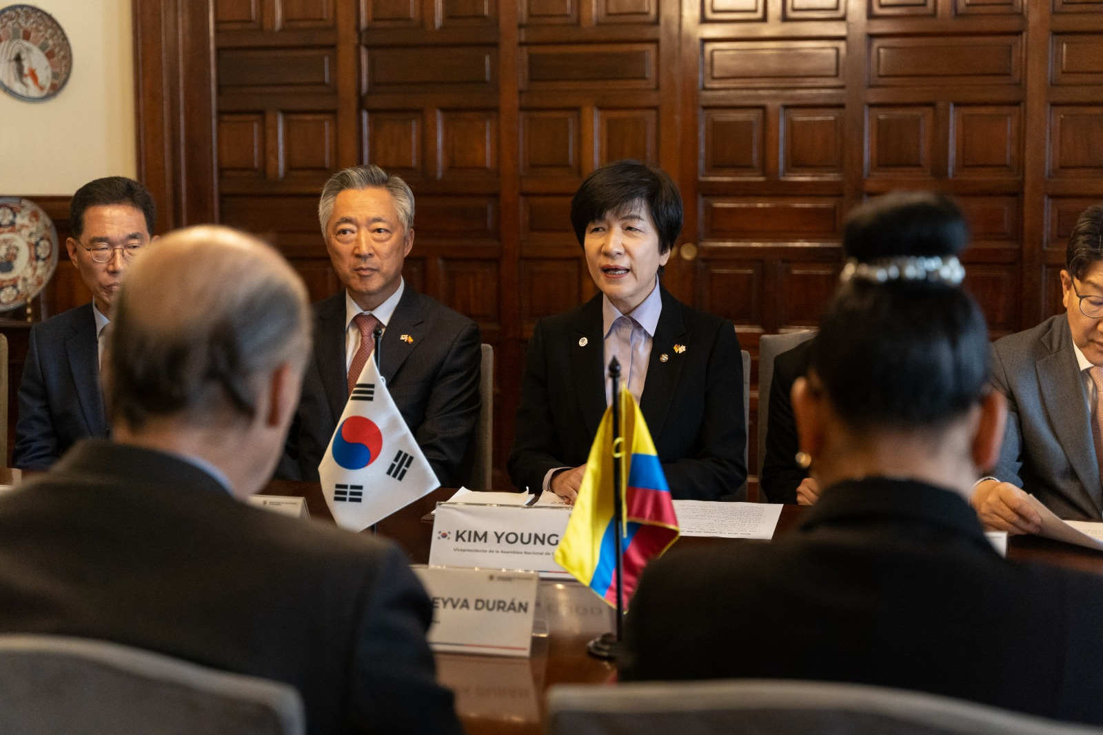 Ministro de Relaciones Exteriores, Álvaro Leyva Durán y la Vicepresidente la Asamblea Nacional de Corea, KIM Young Joo 