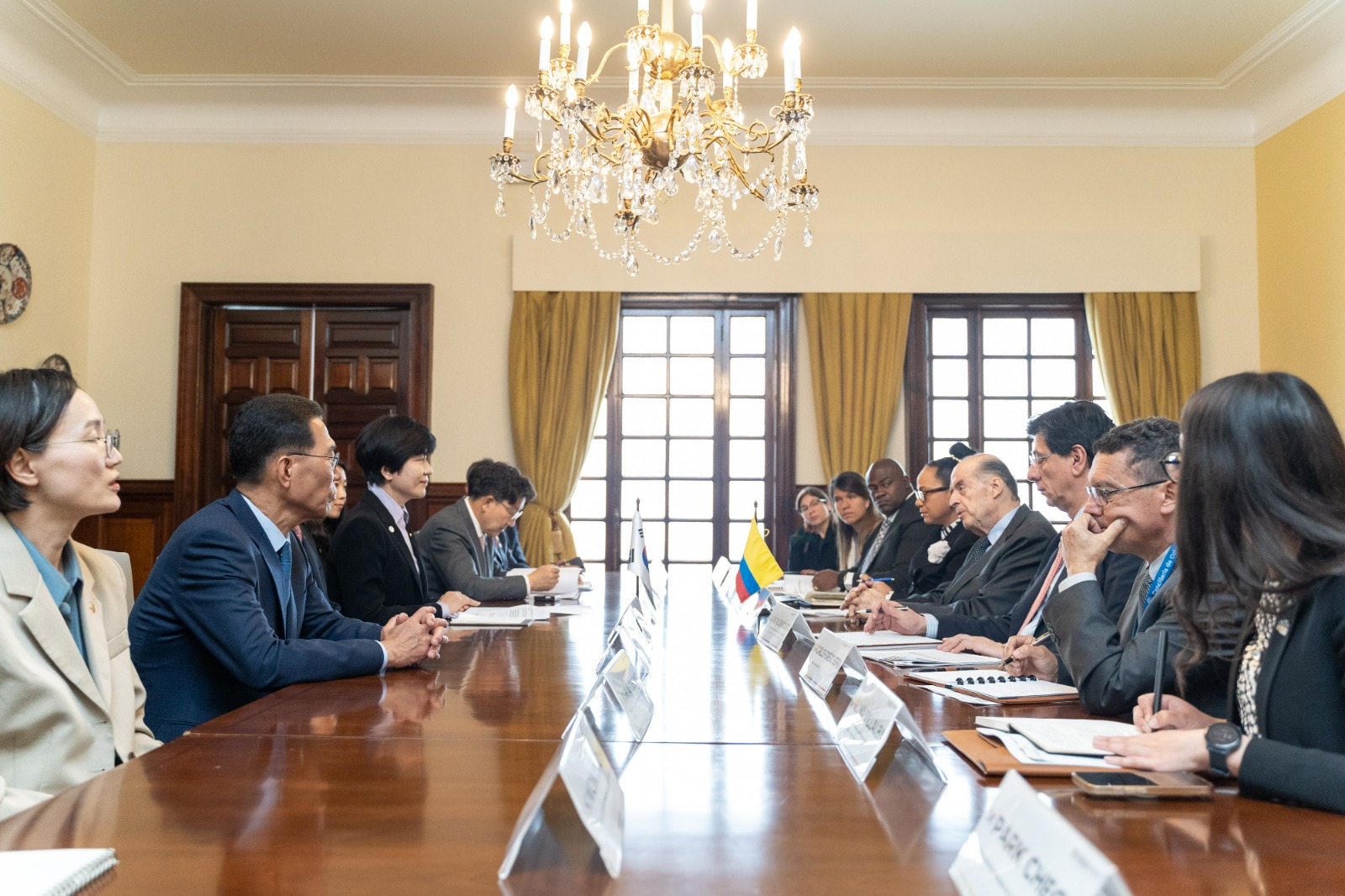 Ministro de Relaciones Exteriores, Álvaro Leyva Durán y la Vicepresidente la Asamblea Nacional de Corea, KIM Young Joo 