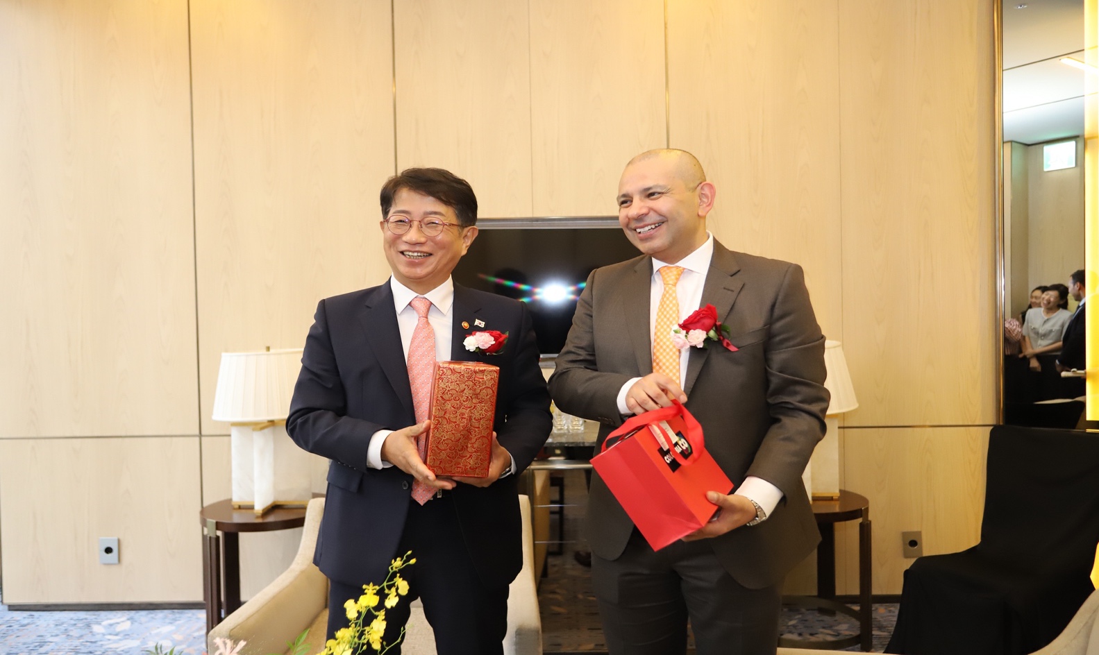 El embajador Alejandro Peláez junto al Ministro de Tierra, Infraestructura, y Transporte de Corea Park Sang-woo durante reunión previa al inicio de la celebración. 