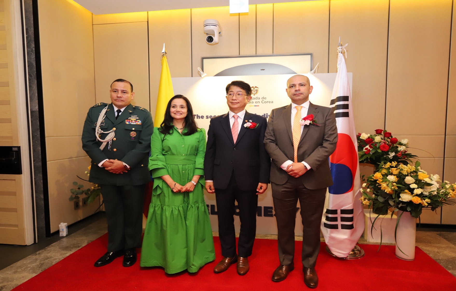 (De izquierda a derecha) El Embajador de Colombia en Corea del Sur Alejandro Peláez, el Ministro de Tierra, Infraestructura, y Transporte de Corea Park Sang-woo, la esposa del embajador de Colombia, la Sra. Sandra Parada, y el Coronel Edwin Eduardo Cabrera posan para una foto.