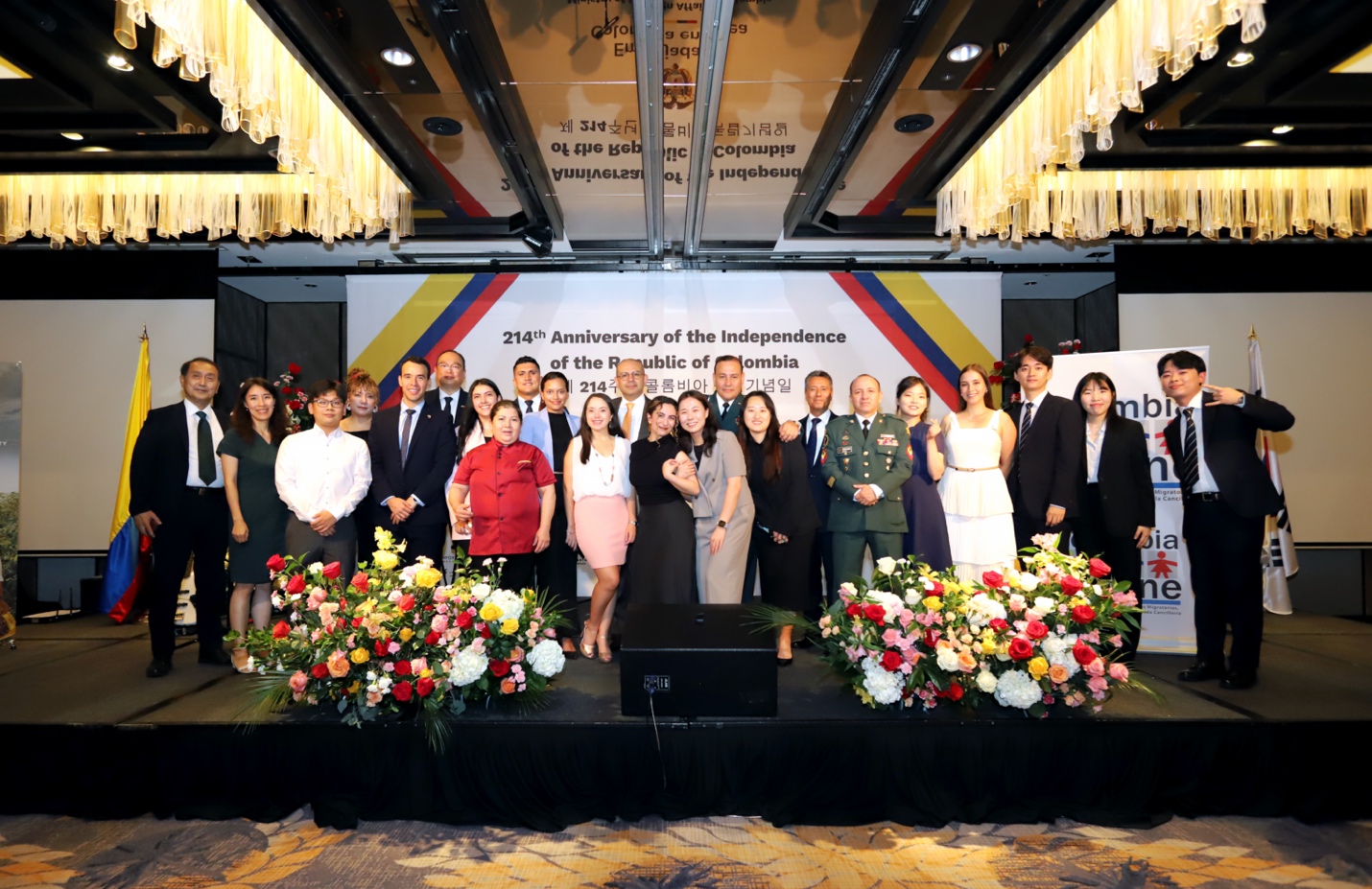 El equipo de la Embajada de Colombia junto a parte del equipo de la oficina comercial de PROCOLOMBIA en Corea.