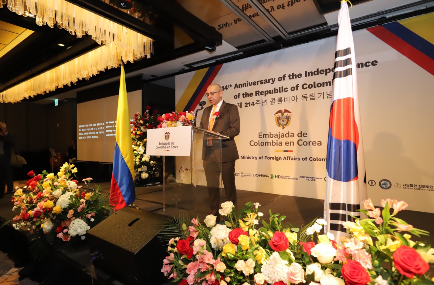 El embajador Alejandro Peláez durante su discurso de bienvenida. 