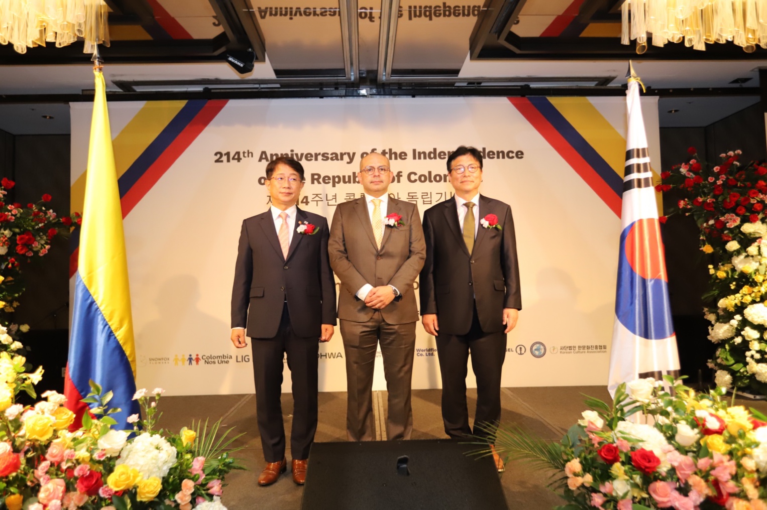 El embajador Alejandro Peláez (centro) junto al Ministro de Tierra, Infraestructura, y Transporte de Corea Park Sang-woo (primero de izquierda a derecha) y el Superintendente de Educación de la Ciudad Metropolitana de Incheon Do Seong-hoon (a la derecha).