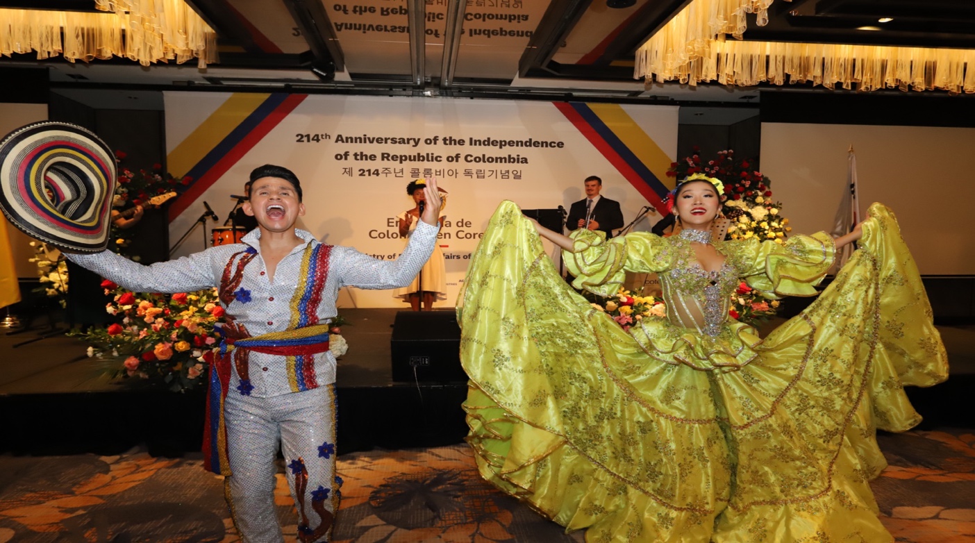 Bailarines en trajes típicos