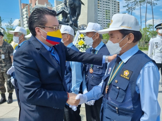 Con ofrenda floral se conmemoró el septuagésimo (70º) aniversario del arribo del batallón Colombia a Corea del Sur, en el marco de la Guerra de Corea