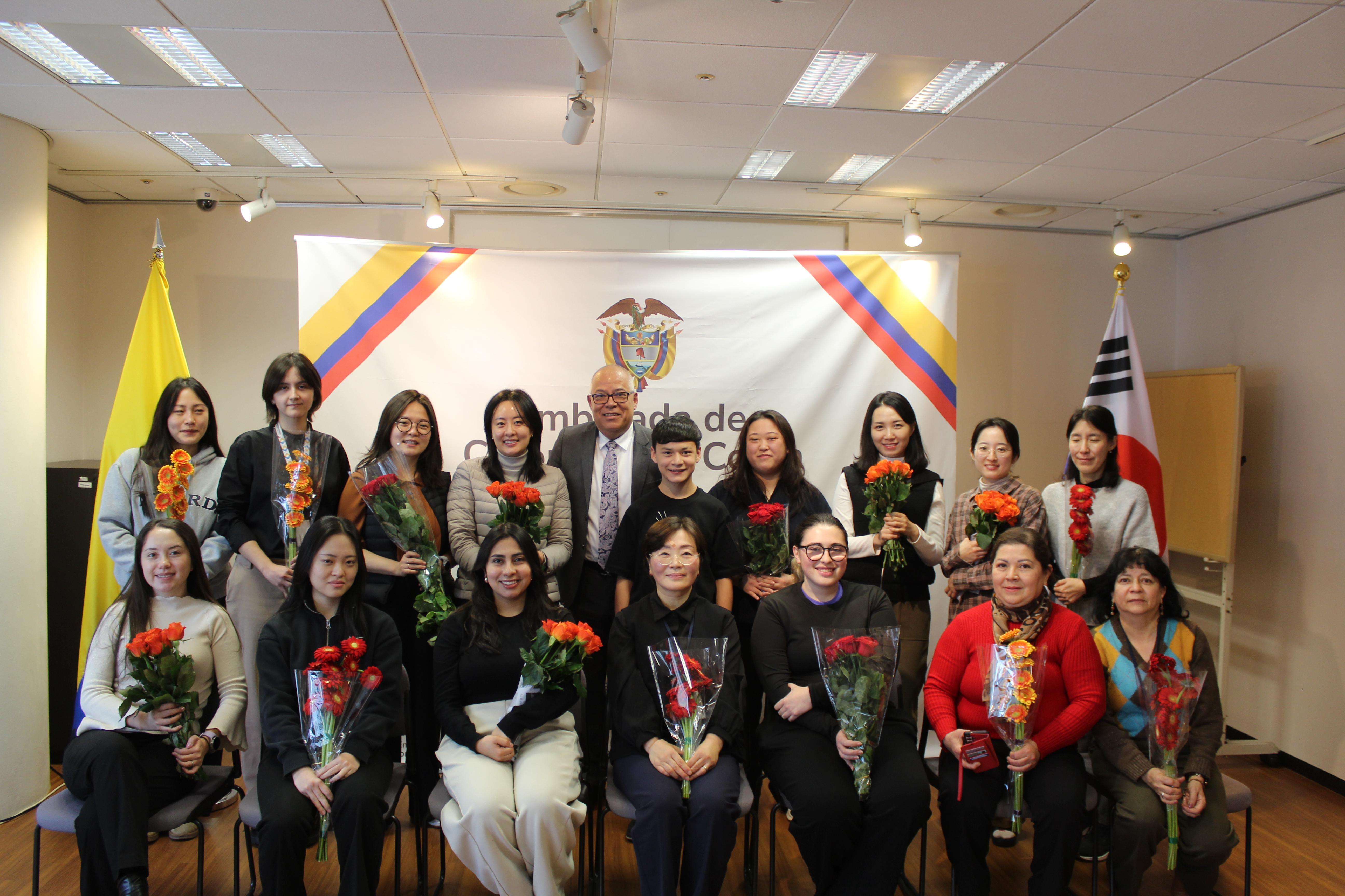 Embajador en Corea Yobani Velásquez Quintero, resalta con un homenaje al equipo femenino de la misión diplomática de la Embajada
