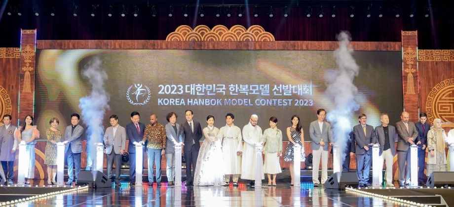 Los trajes típicos colombianos desfilan en la pasarela del Korea Hanbok Model Contest 2023