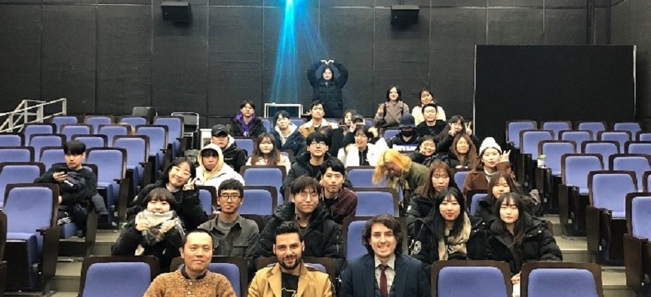 El productor de cine colombiano inició en Seúl su gira cinematográfica por Corea y China