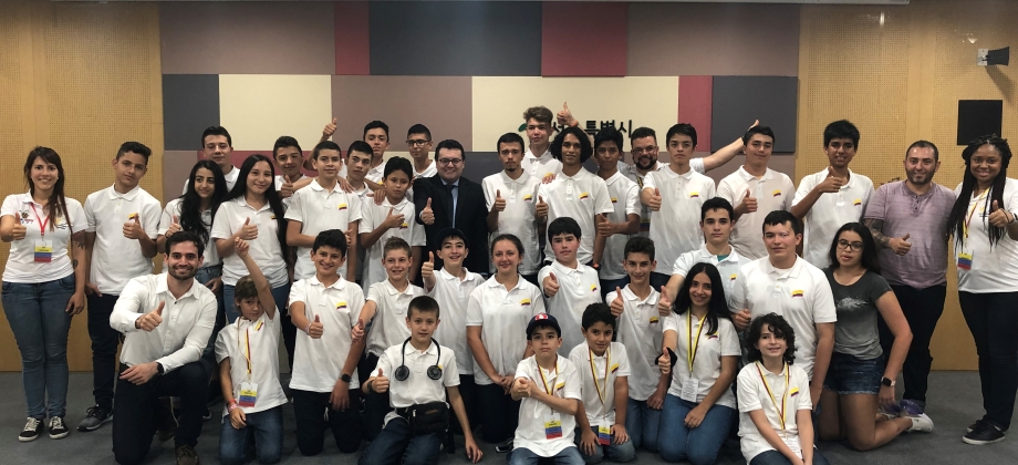 Embajador de Colombia recibió a la delegación de estudiantes colombianos que van a participar del International Youth Robotics Competition
