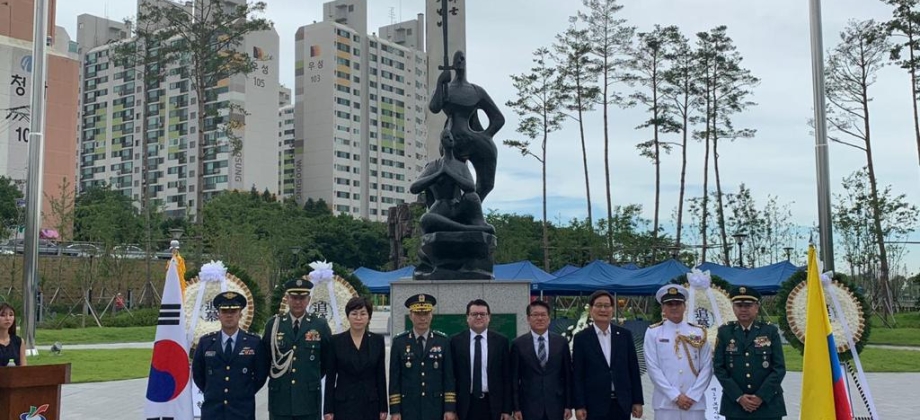 Embajada en Corea conmemora el bicentenario de la independencia de Colombia y rinde homenaje a los héroes 