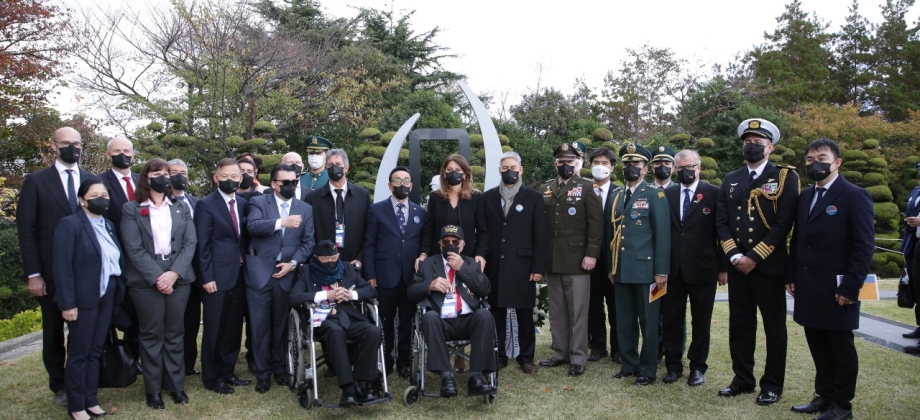En la ciudad de Busan, la Vicepresidente y Canciller participó en la ceremonia de develación de la escultura en honor a los soldados colombianos caídos en combate durante la Guerra de Corea