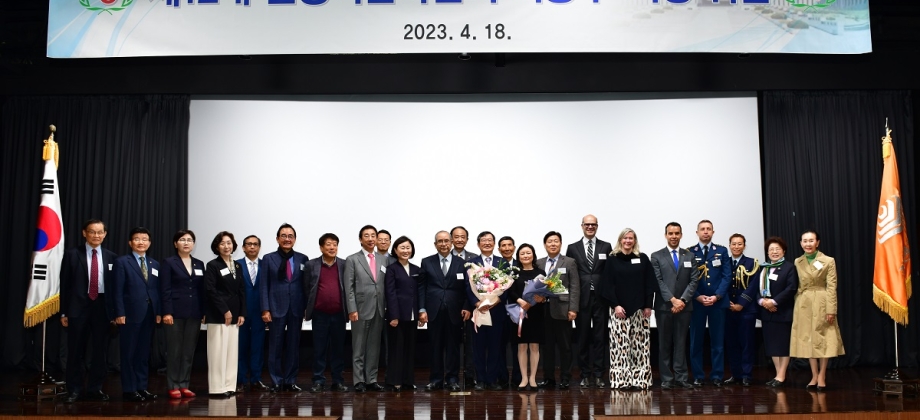 La Embajada de Colombia en la República de Corea participó en la toma de posesión del nuevo Director del Museo de la Guerra de Corea