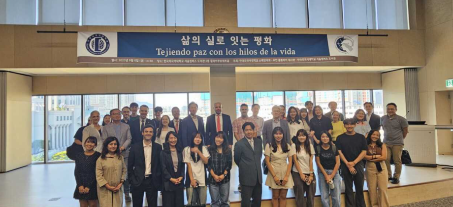 “Tejiendo paz con los hilos de la vida” del colectivo Tejidos Chakana fue presentado en Corea del Sur por medio de diferentes actividades