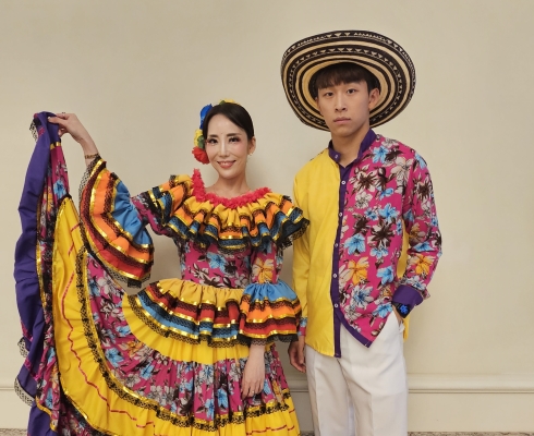 Los trajes típicos colombianos desfilan en la pasarela del Korea Hanbok Model Contest 2023