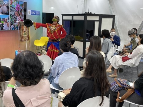 El público asistente a la Feria Internacional de Libro de Seúl tuvo oportunidad de acercarse al Carnaval de Negros y Blancos, mediante la presentación del artista Piero.