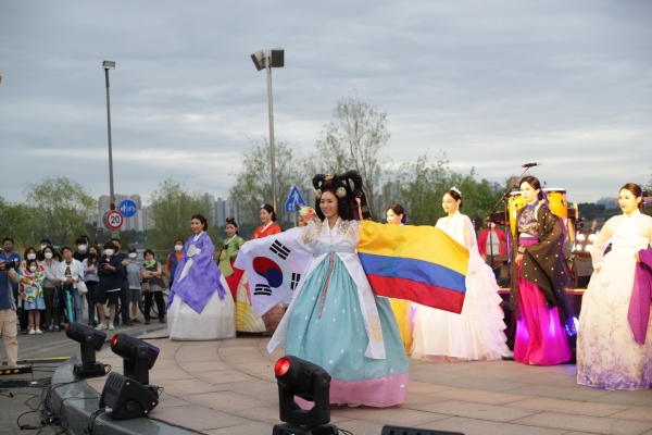 La Asociación de Cultura Coreana cooperó con la Embajada de Colombia mediante la presentación de un desfile del vestido tradicional coreano Hanbok en la ceremonia de cierre. 