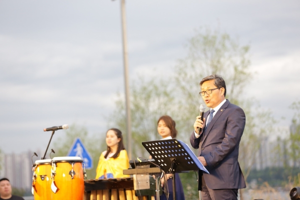 El Primer Viceministro de Cultura, Deporte y Turismo de Corea señor Chun Byongkeuk dirige un mensaje de congratulación en el 60 aniversario del establecimiento de relaciones diplomáticas. 
