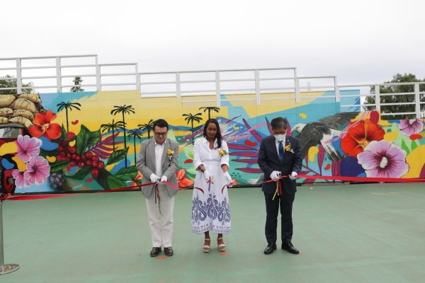 Los integrantes de Vertigo Graffiti hacen entrega protocolaria y del mural “Colombia Esencial”