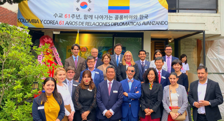 Embajada de Colombia en Corea del Sur asistió al cierre de la exposición del artista colombiano Duván López