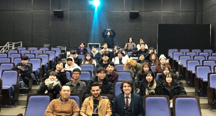El productor de cine colombiano inició en Seúl su gira cinematográfica por Corea y China