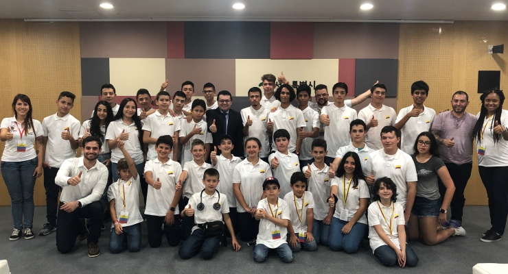 Embajador de Colombia recibió a la delegación de estudiantes colombianos que van a participar del International Youth Robotics Competition