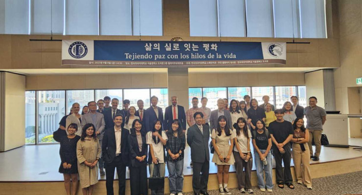 “Tejiendo paz con los hilos de la vida” del colectivo Tejidos Chakana fue presentado en Corea del Sur por medio de diferentes actividades