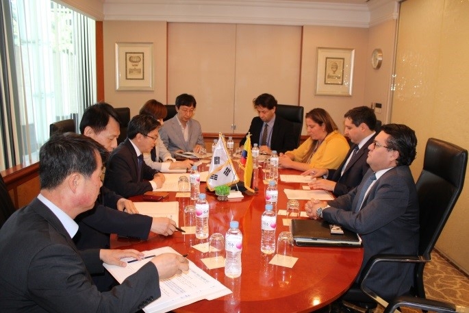 Embajador Juan Carlos Caiza participó en encuentro entre el Director de la DIAN y el Vicecomisionado de Servicio Aduanero de Corea